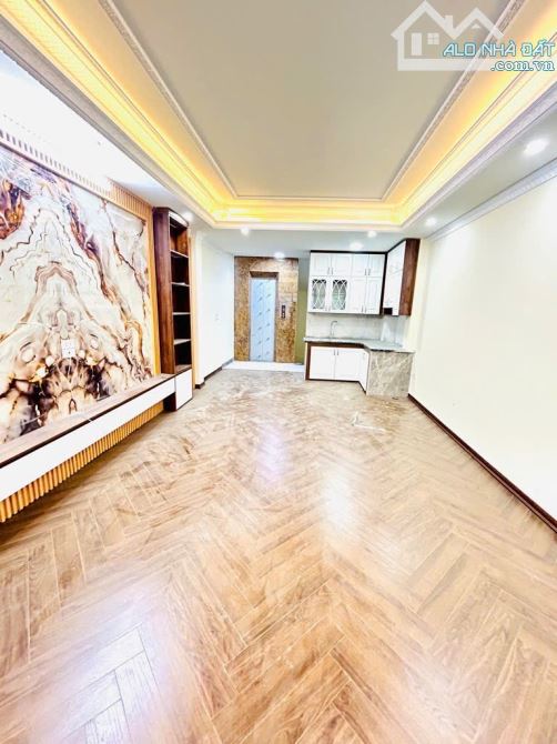 BÁN NHÀ THẠCH BÀN – GARA Ô TÔ – THANG MÁY – 6 TẦNG – 41M² – GIÁ 9.1 TỶ