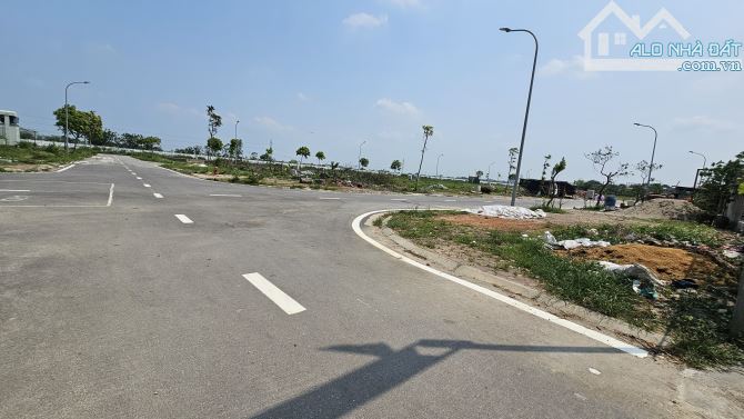 SÁT KHU ĐẤU GIÁ ĐƯỜNG THÔNG Ô TÔ VÀO TẬN ĐẤT - CẠNH KCN 2,3 - CÁCH ĐƯỜNG ĐÔI NỘI BÀI 100M - 1