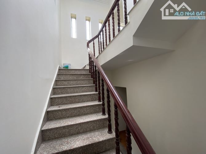 Nhà 4 tầng vị trí siêu đẹp vỉa hè rộng mặt đường Ngô Gia Tự - 1