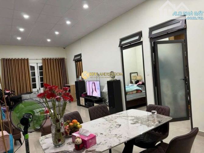 8 TỶ -130M2 - NHÀ HAI MẶT TIỀN- CÓ SÂN Ô TÔ TRONG NHÀ- FULL TIỆN ÍCH - 1