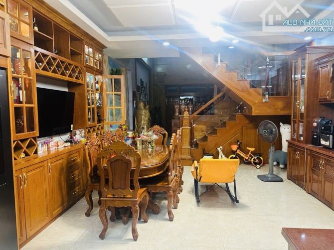 NHÀ ĐẸP - 4 TẦNG KIÊN CỐ - THÔNG SỐ HOA HẬU 5M x 20M - NỘI THẤT GỖ SANG XỊN MỊN - HẺM Ô TÔ - 1