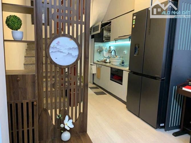 NHÀ ĐẸP DÂN XÂY 5 TẦNG - TẶNG LẠI NỘI THẤT - SỔ NỞ HẬU - DT 34M2 - 1