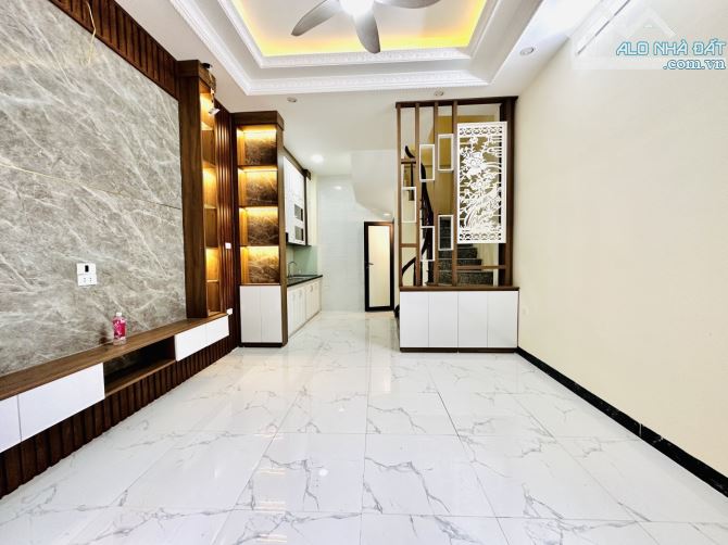 Tứ Liên: Nhà đẹp ở ngay, ngõ ô tô, thang máy - 9.5 tỷ - 2