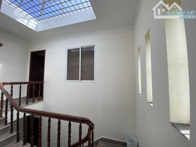 Nhà 4 tầng vị trí siêu đẹp vỉa hè rộng mặt đường Ngô Gia Tự - 2