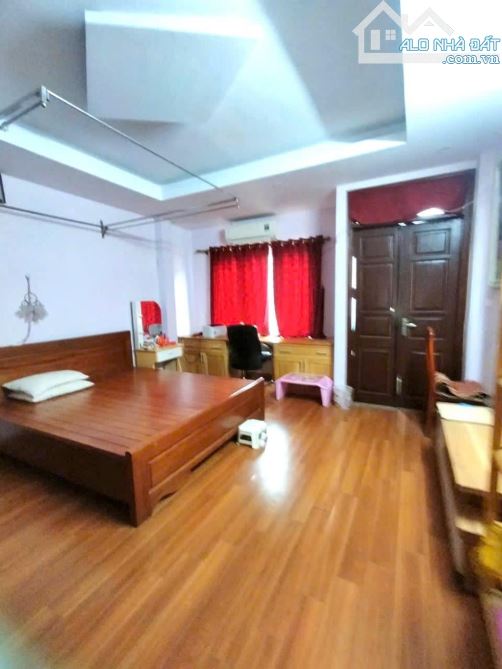 Bán nhà phố giáp bát 39m2 5 tầng còn mới – ô tô gần ngõ thông - giá 9 tỷ - 2
