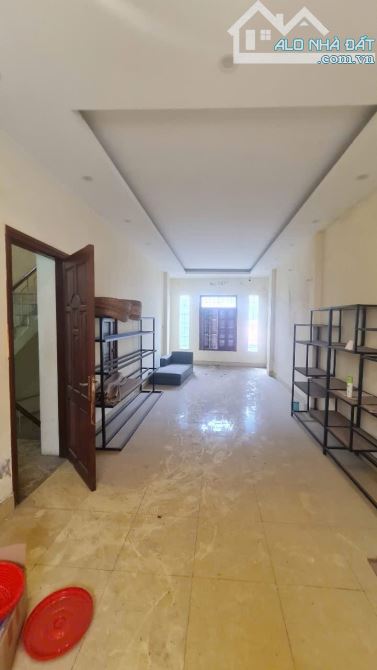 Bán nhà mặt phố đường Đê La Thành, Ba Đình, vỉa hè rộng, kinh doanh sầm uất, giá tốt - 2