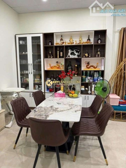 8 TỶ -130M2 - NHÀ HAI MẶT TIỀN- CÓ SÂN Ô TÔ TRONG NHÀ- FULL TIỆN ÍCH - 2