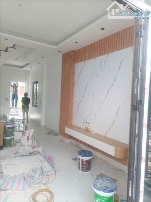 NHÀ 3 TẦNG - XÂY ĐỘC LẬP - SÂN CỔNG RIÊNG - 3 MẶT THOÁNG - NGÕ Ô TÔ - 2