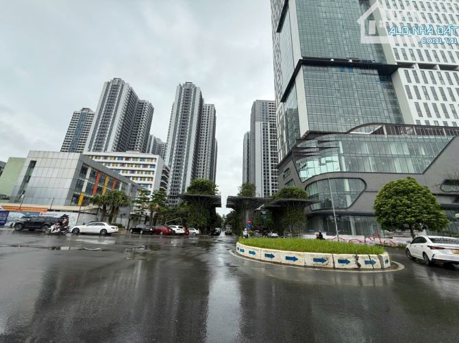 Cho thuê TTTM Rox center 136 Hồ Tùng Mậu 1000 m2, giá 289 triệu/tháng - 2