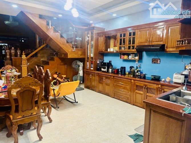 NHÀ ĐẸP - 4 TẦNG KIÊN CỐ - THÔNG SỐ HOA HẬU 5M x 20M - NỘI THẤT GỖ SANG XỊN MỊN - HẺM Ô TÔ - 2