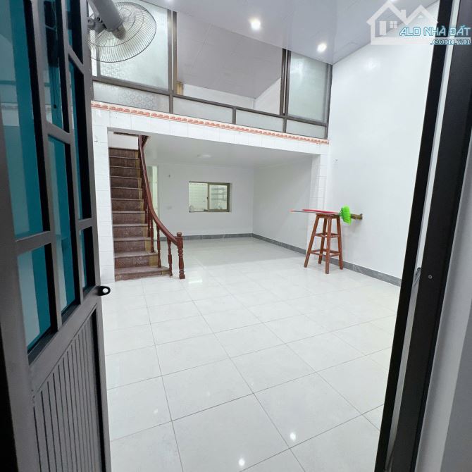 Bán nhà  ngõ rộng nhất phố Ngô Quyền, ngay gần đường lên Cầu Hoàng Gia. Chỉ 3.7 tỉ - 2