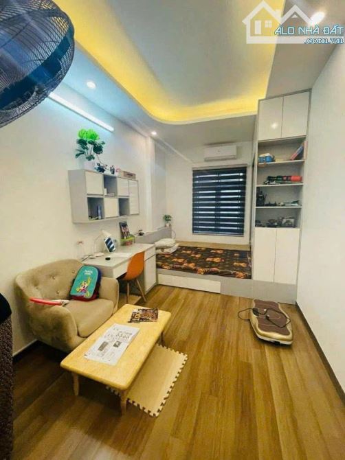 NHÀ ĐẸP DÂN XÂY 5 TẦNG - TẶNG LẠI NỘI THẤT - SỔ NỞ HẬU - DT 34M2 - 2