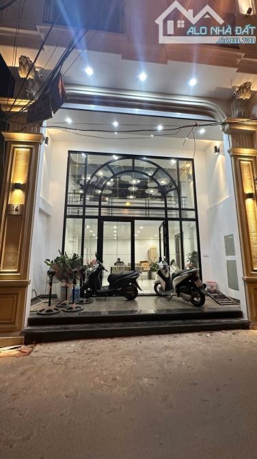 TOÀ NHÀ GÓC 3 MẶT THOÁNG – 8 TẦNG THANG MÁY – ĐỐI DIỆN ROYAL – DÒNG TIỀN ỔN ĐỊNH – CHỈ 31 - 3