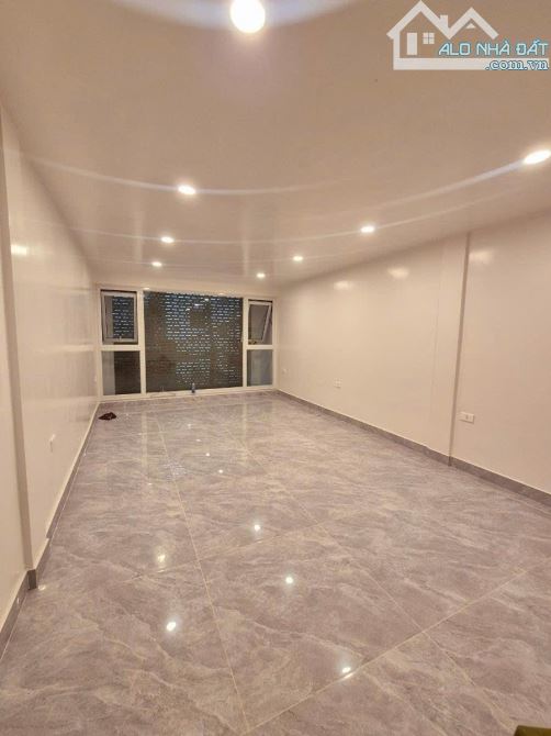 LÔ GÓC 3 THOÁNG – 7 TẦNG – HÀNG XÓM ROYAL – VIEW SÂN BÓNG – CHỈ 10.8 TỶ - 3
