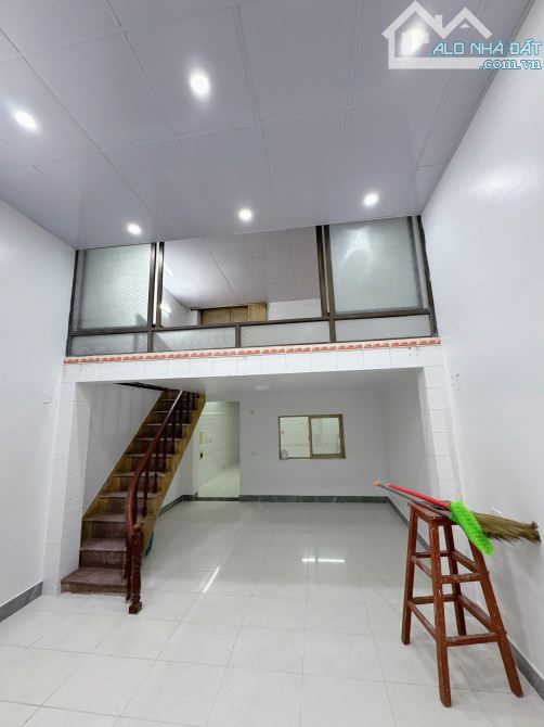 Bán nhà  ngõ rộng nhất phố Ngô Quyền, ngay gần đường lên Cầu Hoàng Gia. Chỉ 3.7 tỉ - 4