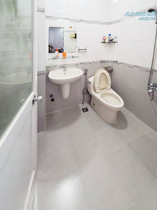 Nhà 4 tầng ngang 5.2m, 64m², sát mặt tiền Văn Thân Q6, kinh doanh được. 8.2 tỷ - 5
