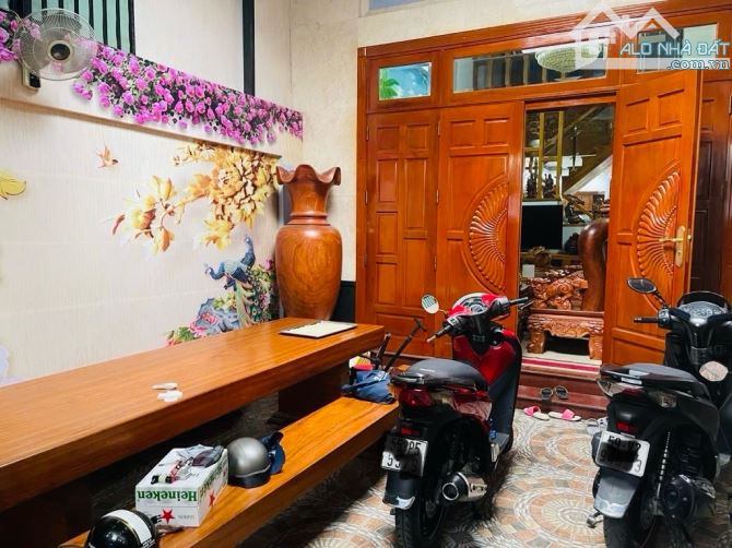 NHÀ ĐẸP - 4 TẦNG KIÊN CỐ - THÔNG SỐ HOA HẬU 5M x 20M - NỘI THẤT GỖ SANG XỊN MỊN - HẺM Ô TÔ - 6