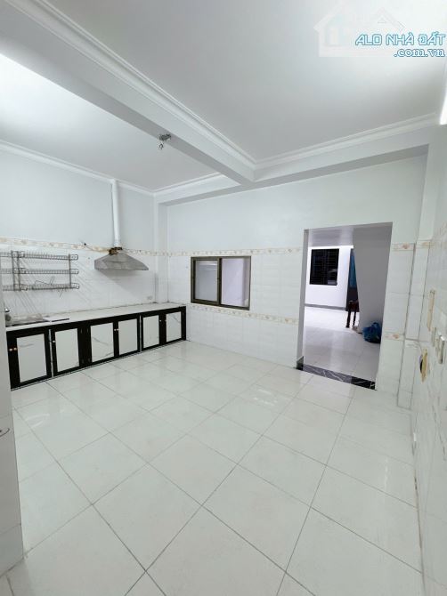 Bán nhà  ngõ rộng nhất phố Ngô Quyền, ngay gần đường lên Cầu Hoàng Gia. Chỉ 3.7 tỉ - 7