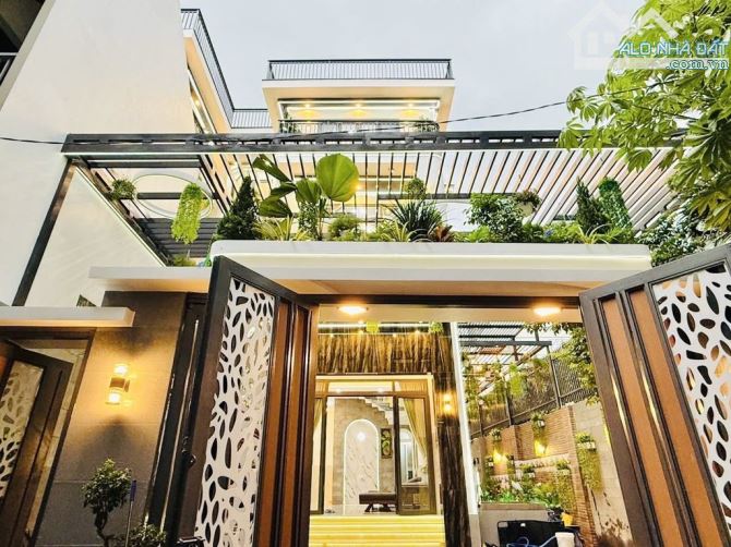 Biệt Thự Đẹp Như Resort Gò Vấp – Sân Đậu Ô Tô, Thang Máy, Hồ Koi – Giá Rẻ Bất Ngờ!