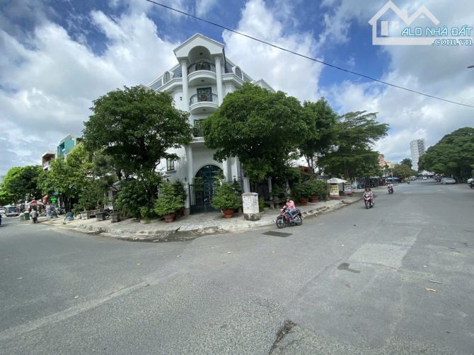 Cần Bán Gấp Biệt Thự Lô Góc 2 Mặt Tiền – Full Nội Thất Gỗ Nhập – Hiệp Bình Chánh- Thủ Đức