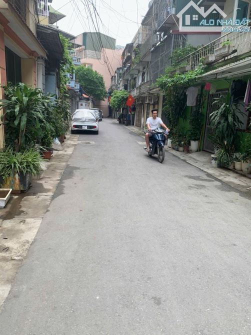 BÁN NHÀ HOÀNG ĐẠO THÀNH . Ô TÔ TRÁNH . DT 100M . NHÀ 4 TẦNG MT 8 M . MUA NHANH CÒN KỊP