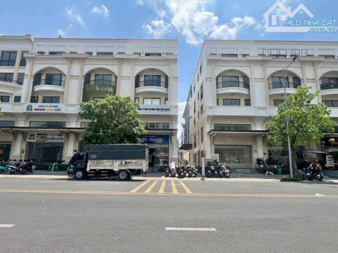 Bán gấp MT Đinh Thị Thi, DT 147m2 + 5 tầng thang máy, đã có sổ hồng giá bán 40 tỷ TL