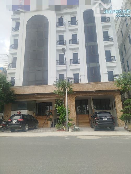 BÁN TOÀ VĂN PHÒNG PHỐ NGUYỄN HOÀNG DT 140M 9 TẦNG DÒNG TIỀN KHỦNG GIÁ 80 TỶ