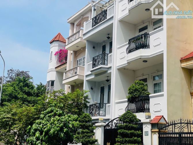 Bán nhà Quận 1- phường Sài Gòn.DT: 8*18m. KC: 3 tầng. Gía 28 tỷ TL nhiều.