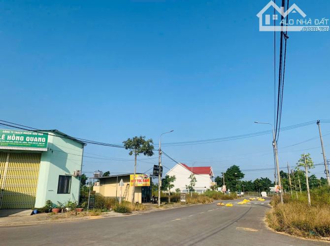 Lô góc ngã 4 Phú Điền, đường chính rộng 20m5 cần tiền bán nhanh