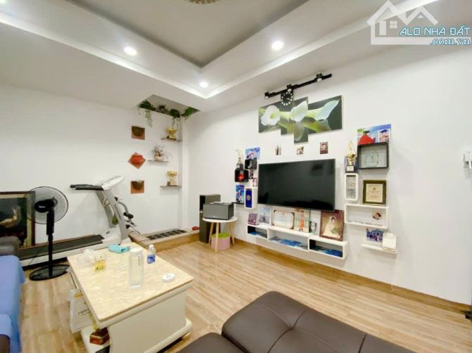 Ở NGAY! Bán Nhà Đẹp 3 Tầng Xe Hơi Thông Đặng Văn Ngữ, 64m2, 9.5 Tỷ