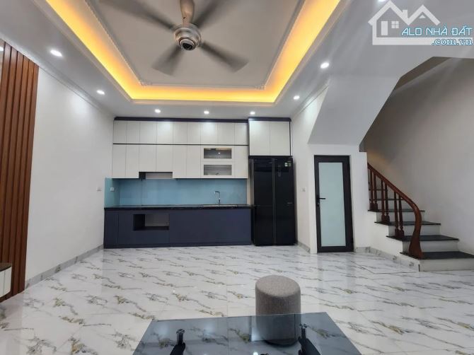 HÀNG KỊCH ĐỘC HOÀNG VĂN THÁI, LÔ GÓC 35M2, KNH DOANH ĐỈNH, NGÕ Ô TÔ TRÁNH, 7.2T Ở NGAY