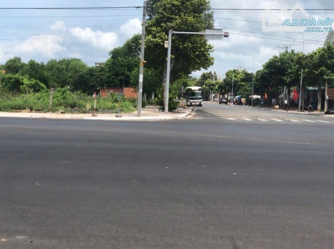 Lô góc 1016m2 có 2 mặt tiền đường nguyễn tất thành và lê duẩn