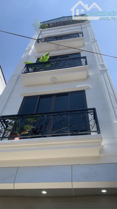 Bán nhà gần mặt phố Quang Tiến, Tây Mỗ. 43m². 9,8tỷ. Ô tô đỗ cửa. Hồ điều hòa. 5 tầng.