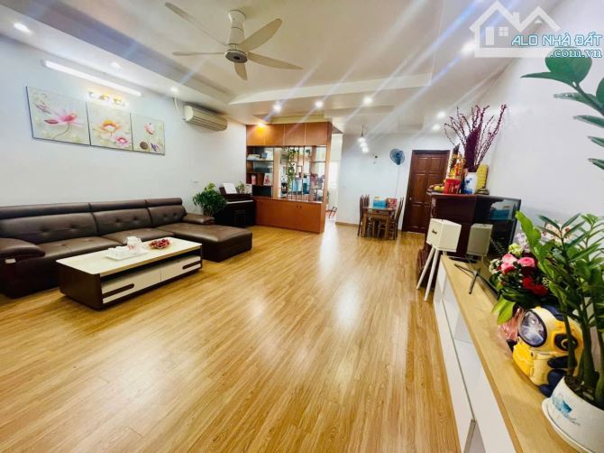 Bán nhanh căn chung cư ở Ngô Thì Nhậm- La Khê- Hà Đông, 134m 3PN, giá 6.6 tỷ, full đồ