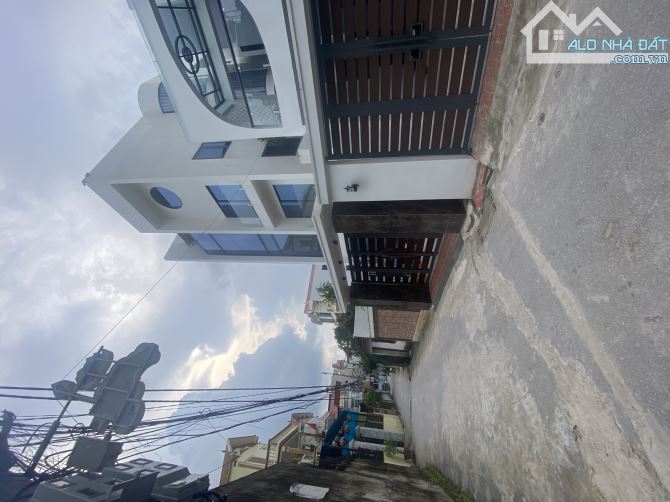 NHÀ ĐẸP 4 TẦNG hơn 60m ĐÔNG HỘI chân CẦU ĐÔNG TRÙ, Ô TÔ VÀO NHÀ, hàng xóm Vin Cổ Loa