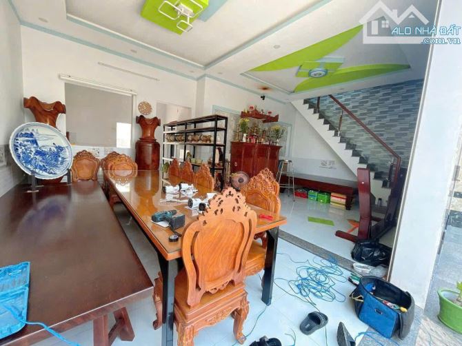 CHỦ CẦN RA  CĂN NHÀ TÂM HUYẾT HÓA AN CÓ SÂN ĐẬU XE HƠI