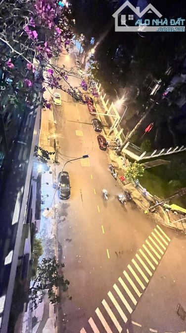 Mặt tiền Nguyễn Đình Chiểu P.Tân Định 7 tầng thang máy giá 35 tỷ