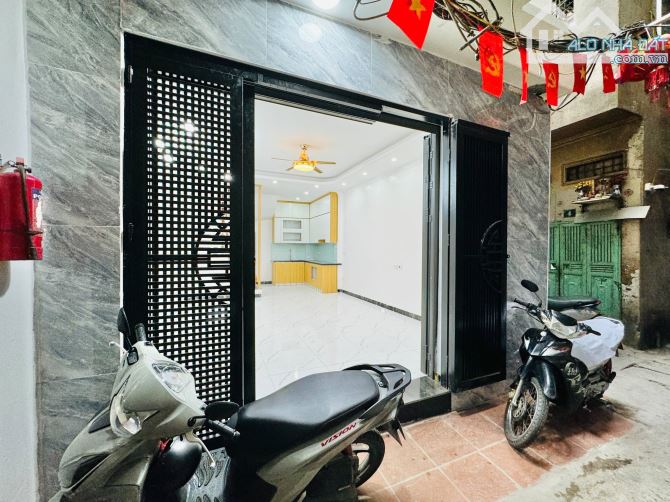 Bán Nhà : Bạch Đằng : 43m2 -5Tầng - Mt 4m35 - 4ngủ - 30m ra phố oto tránh