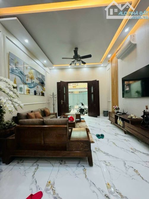 ĐỐNG ĐA - NGÕ THÔNG KD - Ô TÔ 4 CHỖ QUA CỬA - 82M2 - 5T THANG MÁY - 6 NGỦ - CHỈ 25 TỶ - 10