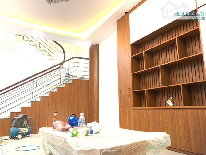 Nhà 5 tầng phố Lạc Long Quân 45m chào 10 tỷ Cầu Giấy giáp Hồ Tây tiện ích Lên phố qua Sân - 1
