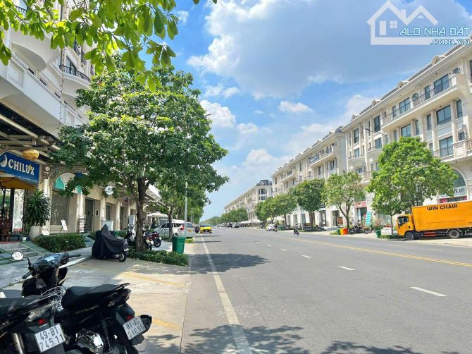 Bán gấp MT Đinh Thị Thi, DT 147m2 + 5 tầng thang máy, đã có sổ hồng giá bán 40 tỷ TL - 1