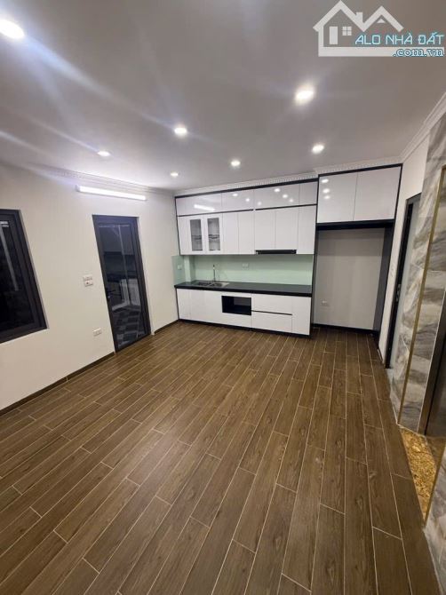 HIẾM CÓ! NHÀ CẦU GIẤY 38M2 X 6 TẦNG, MẶT TIỀN 4M, NỞ HẬU ĐẸP - SỔ ĐỎ CHÍNH CHỦ! - 1