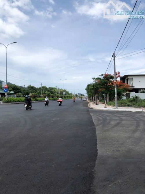 Lô góc 1016m2 có 2 mặt tiền đường nguyễn tất thành và lê duẩn - 1