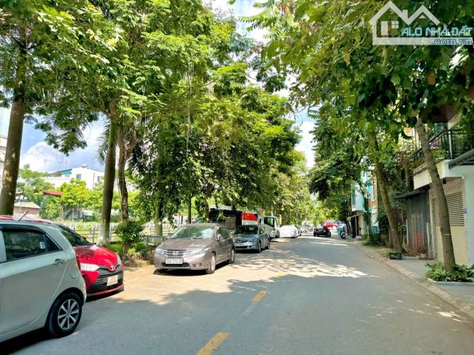 Giảm 1 tỷ, Hàng xóm Vin, Mặt phố Giang Biên vỉa hè 3 oto tránh dt 110m2 mt 6m giá rẻ nhất - 1