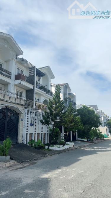 Biệt thự gần sông Đặng Thuỳ Trâm, Bình Thạnh 10x20m 4 tầng, nhà đẹp có thang máy - 1
