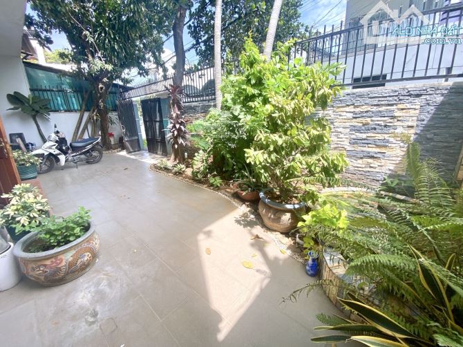 BIỆT THỰ MẶT TIỀN VIP HIỆP PHÚ - 180M2 - 3 TẦNG - GẦN GA METRO - NGẢ TƯ THỦ ĐỨC 17.x TỶ - 12
