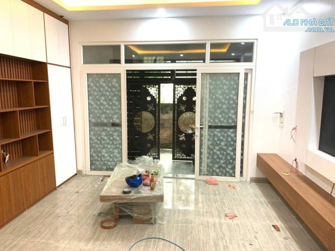 Nhà 5 tầng phố Lạc Long Quân 45m chào 10 tỷ Cầu Giấy giáp Hồ Tây tiện ích Lên phố qua Sân - 2