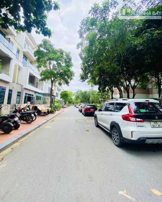 Bán Biệt Thự Nhà Vườn KĐT Đặng Xá . DT:328m2 , vỉa hè rộng , ô tô đỗ , đầu tư sinh lời - 2