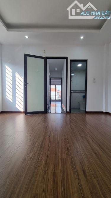 BÁN NHÀ HOÀNG QUỐC VIỆT - VÕ CHÍ CÔNG - GẦN PHỐ , THANG MÁY, MT RỘNG - 61M x 6 TẦNG - 2