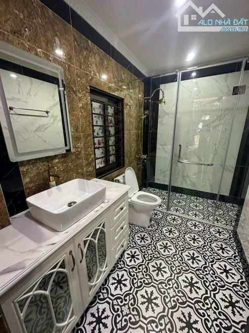 Căn nhà THANG MÁY  5tầng 65m vỉa hè mặt đường phân lô CỰ KHỐI - giá tốt. - 2